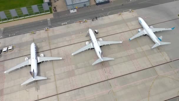 Wroclaw Polônia Junho 2020 Vista Aérea Aviões Esperando Estacionamento Aeroporto — Vídeo de Stock