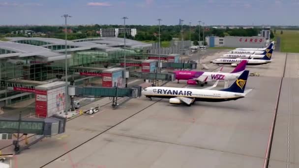 Wroclaw Polônia Junho 2020 Dolly Wroclaw Airport Vista Aviões Modernos — Vídeo de Stock