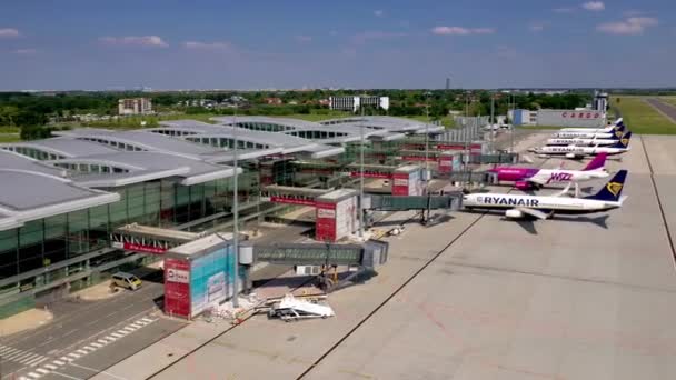 Wroclaw Polandia Juni 2020 Dolly Keluar Sepanjang Bandara Wroclaw Lihat — Stok Video