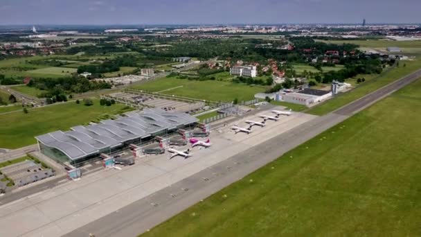 波兰弗罗茨拉夫 2020年6月17日 Epwr弗罗茨拉夫机场航站楼 机场停机坪和跑道 从鸟瞰中可以看到11次进场 慢车驶向终点站 从无人驾驶飞机上取下的航空弹 — 图库视频影像