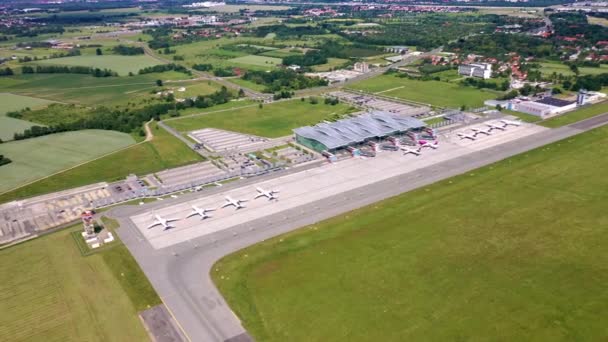 波兰弗罗茨拉夫 2020年6月17日 Epwr弗罗茨拉夫机场航站楼 机场停机坪和跑道 从鸟瞰中可以看到11次进场 缓慢地从左边滑向右边 缓慢地倾斜 揭示了这个城市 — 图库视频影像