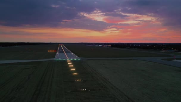 在色彩斑斓的日落时分 空旷的机场上的空中景观 带有着陆标记和所有航标 Ils Cat 可以在弗罗茨拉夫机场着陆或起飞 — 图库视频影像