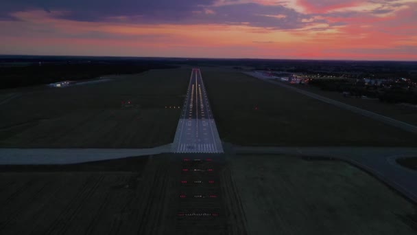 Lege Luchthaven Weggelopen Met Rem Manoeuvreersporen Aanduiding Alle Navigatielichten Aan — Stockvideo