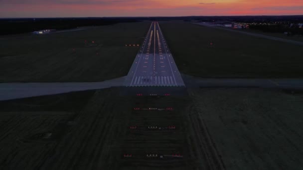 空の空港はブレーキと操縦のマーク 指定29とカラフルな夕日のすべてのナビゲーションライトで暴走し 飛行機の着陸のためにクリアまたはWroclaw空港で離陸 — ストック動画