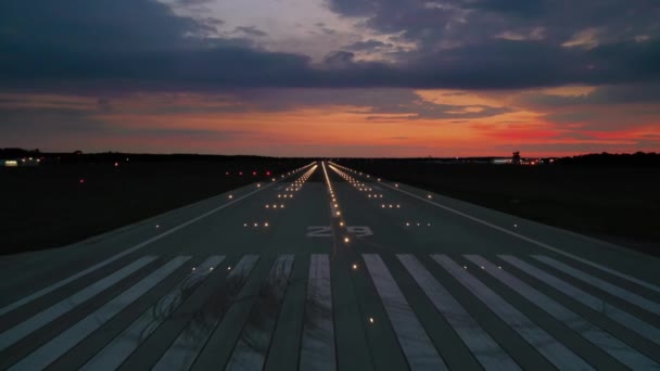 空の空港はブレーキと操縦のマーク 指定29とカラフルな夕日のすべてのナビゲーションライトで暴走し 飛行機の着陸のためにクリアまたはWroclaw空港で離陸 — ストック動画