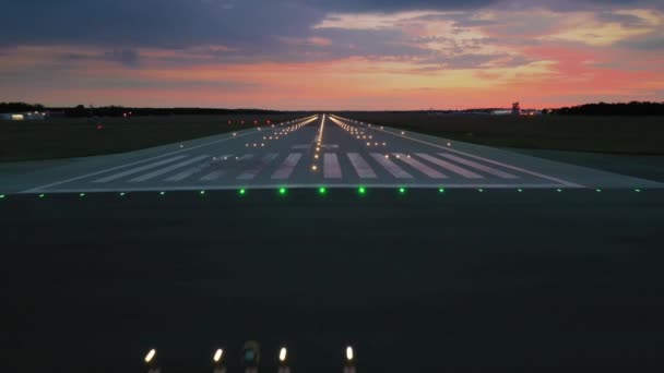 Luchtzicht Lege Luchthaven Weggelopen Met Markeringen Voor Landingen Alle Navigatielichten — Stockvideo