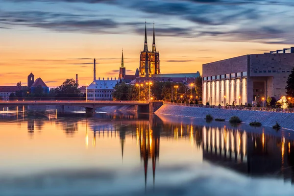 Aziz Vaftizci Yahya 'nın Wroclaw Katedrali' nin ünlü iki tarihi kulesi. Oder Nehri 'nin güzel manzarası ve aydınlatılmış şehir mimarisi. Güzel gökyüzü, bulanık suda ışık yansımaları