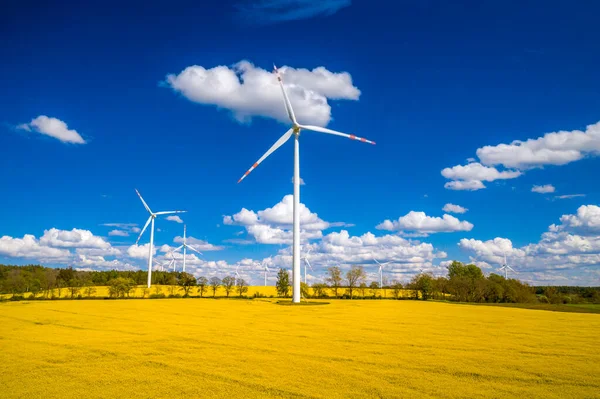 Duurzame Energie Windenergie Met Windmolens Windturbines Boerderij Die Elektriciteit Opwekt Rechtenvrije Stockafbeeldingen