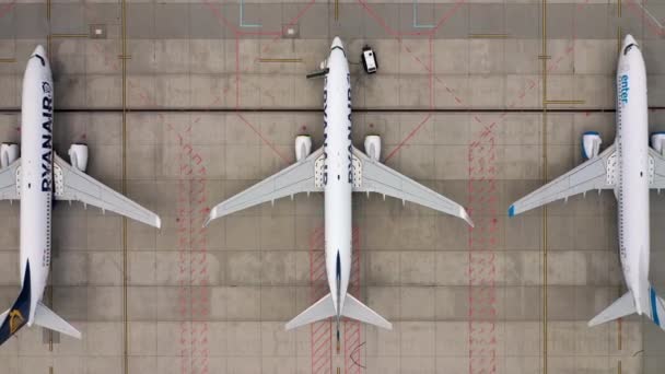 波兰弗罗茨拉夫 2020年6月17日 在弗罗茨拉夫现代机场前 俯瞰停放在机场停机坪上的飞机 无人机拍出的镜头 — 图库视频影像