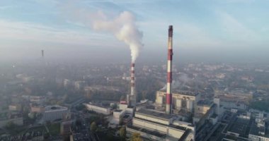 CHP santralinin tüten bacalarının hava manzarası ve şehrin üzerinde sis ve arka planda builisyonlar - Wroclaw, Polonya