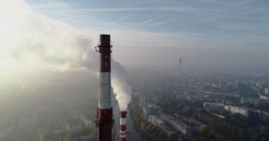 Şehirdeki hava kirliliği. Sabahları şehrin üzerindeki dumanlı hava manzarası, CHP fabrikasının bacaları ve şehrin binaları - Wroclaw, Polonya