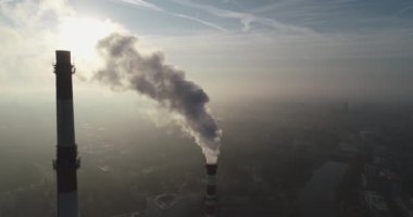 Şehirdeki hava kirliliği. Sabahları şehrin üzerindeki dumanlı hava manzarası, CHP fabrikasının bacaları ve şehrin binaları - Wroclaw, Polonya