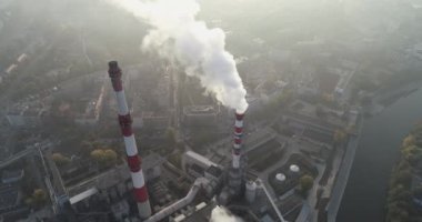 Şehirdeki hava kirliliği. Sabahları şehrin üzerindeki dumanlı hava manzarası, CHP fabrikasının bacaları ve şehrin binaları - Wroclaw, Polonya