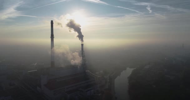 Vista Aérea Chaminés Fumantes Planta Chp Smog Sobre Cidade Builidings — Vídeo de Stock