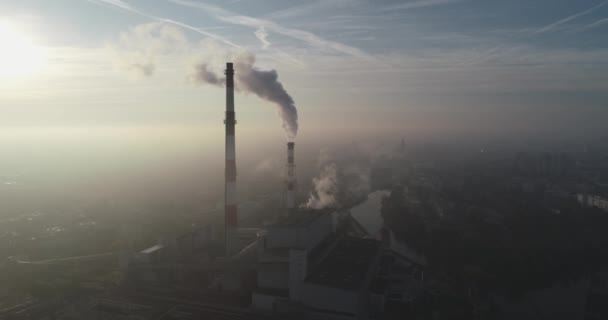 Vista Aérea Chaminés Fumantes Planta Chp Smog Sobre Cidade Builidings — Vídeo de Stock