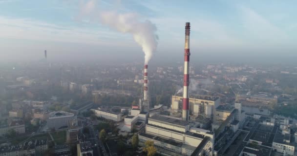 Vista Aérea Chaminés Fumantes Planta Chp Smog Sobre Cidade Builidings — Vídeo de Stock