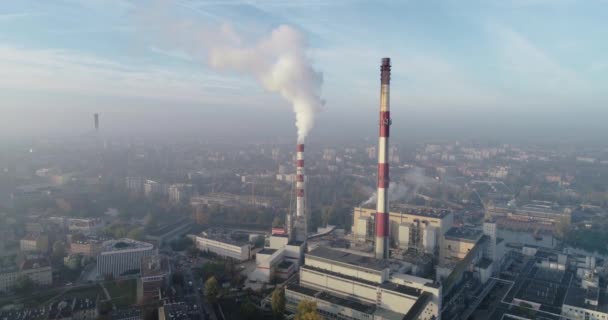 Vista Aérea Chaminés Fumantes Planta Chp Smog Sobre Cidade Builidings — Vídeo de Stock