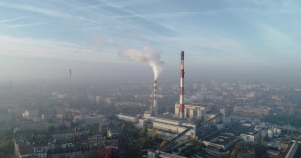 Vista Aérea Chaminés Fumantes Planta Chp Smog Sobre Cidade Builidings — Vídeo de Stock
