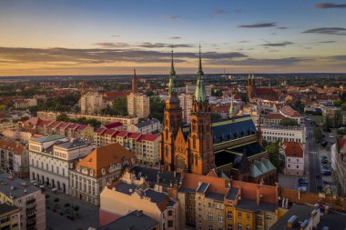 Aziz Peter Katedrali 'nin, Havari Paul' un ve gün batımından önce eski kasaba binalarının insansız hava aracı görüntüsü. Güneş ışınları Legnica, Polonya 'daki kentsel mimariyi çok güzel aydınlatıyor.