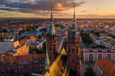 Aziz Peter Katedrali 'nin, Havariler Paul' un ve gün batımında eski kasaba binalarının hava manzarası. Karkonosze dağı uzaktan görülebilir. Legnica, Polonya 'daki son güneş ışınlarında eski mimari