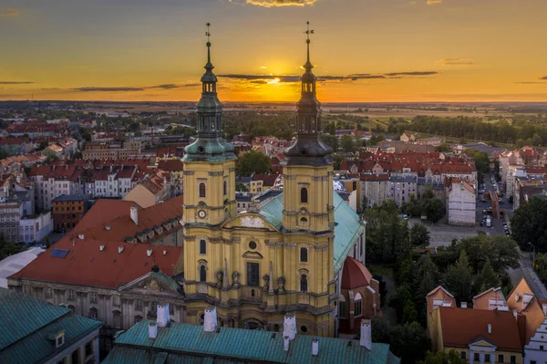 패리시 교회당의 사이에서 아름다운 일광이 비치고 폴란드 도시의 지역과 도시의 — 스톡 사진