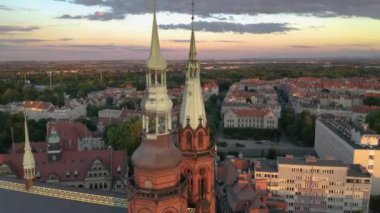 Eski kasaba binalarının ve Aziz Peter ve Havariler Katedrali 'nin hava aracı görüntüsü ve gün batımından önce. Güneş ışınları Legnica, Polonya 'daki eski kent mimarisini güzel bir şekilde vurguluyor