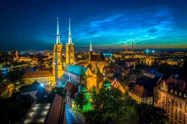 폴란드의 브로츨라프에서 수있는 대기권에 야광운을 드론으로 수있다 도시의 역사적 랜드마크 — 스톡 사진