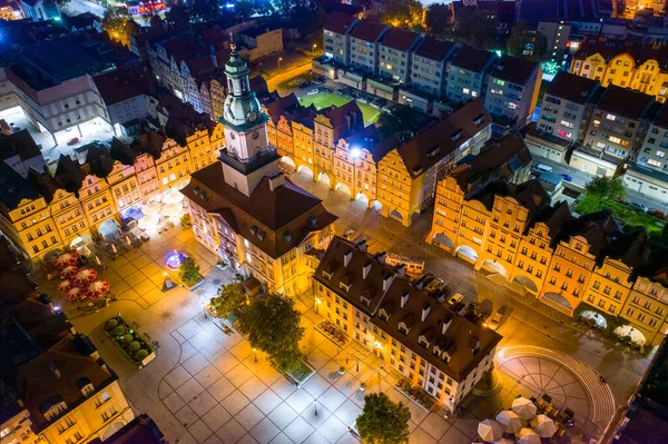 Polonya 'nın Aşağı Silezya bölgesindeki eski Jelenia Gora kasabasının ana meydanında belediye binası. İHA 'dan aşağı doğru güzel aydınlatılmış belediye binasının, eski apartmanların ve restoranların gecesi çekildi.
