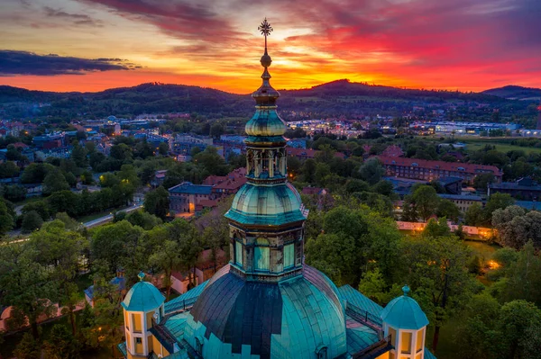 Pemandangan Udara Yang Indah Dihiasi Menara Atap Sebuah Gereja Barok Stok Foto