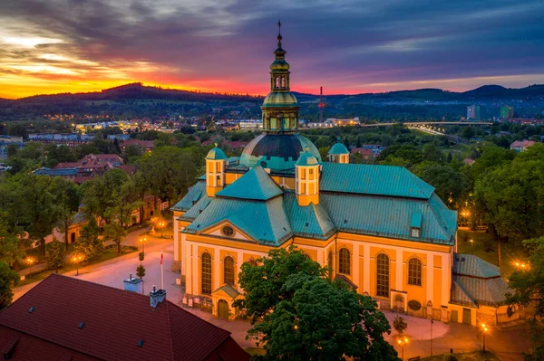 Gereja Pemuliaan Salib Suci Jelenia Gora Polandia Dan Pegunungan Sekitarnya Stok Foto