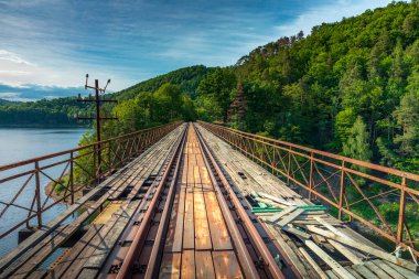 Polonya 'nın Pilchowice kentindeki Bobr Nehri üzerinde 1902' den kalma asma demiryolu köprüsü, tarihi çelik kirişlerle döşenmiştir. Kapalı demiryolu hattında eski Alman mühendislik inşaatı
