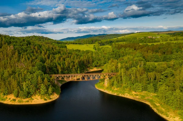 Pilchowice, Lower Silesia, Polonya 'daki Bobr Nehri üzerindeki asma demiryolu köprüsünün havadan görünüşü. Endüstriyel çağ kavramı