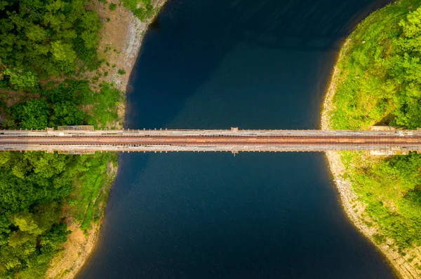 Pilchowice, Lower Silesia, Polonya 'daki Bobr Nehri üzerinde 1902' den kalma asma demiryolu köprüsünün eski, tarihi manzarası. Drone 'un endüstriyel çağ konsepti