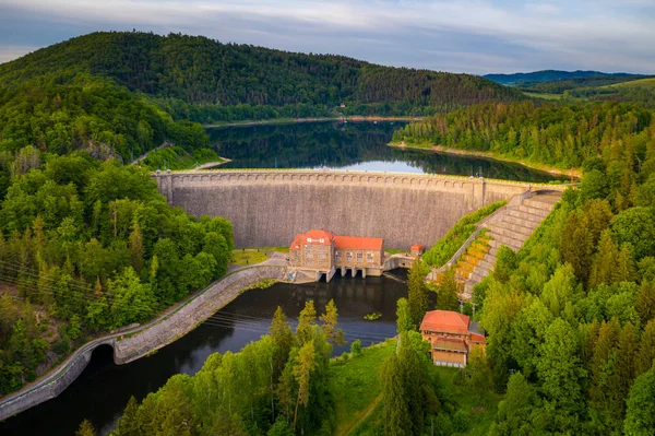 Водні Турбіни Виробляють Чисту Електрику Електростанції Пілчовіцах Річкова Гребля Гори Ліцензійні Стокові Зображення