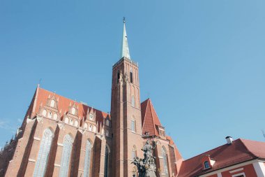 Mavi gökyüzüne karşı Avrupa'da güzel Katolik Kilisesi