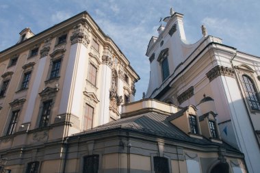 Avrupa'nın heykelleri ile güzel eski bina