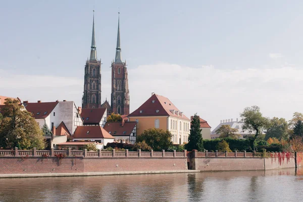 Nehri yakınında ağaçlarıyla güzel binalar