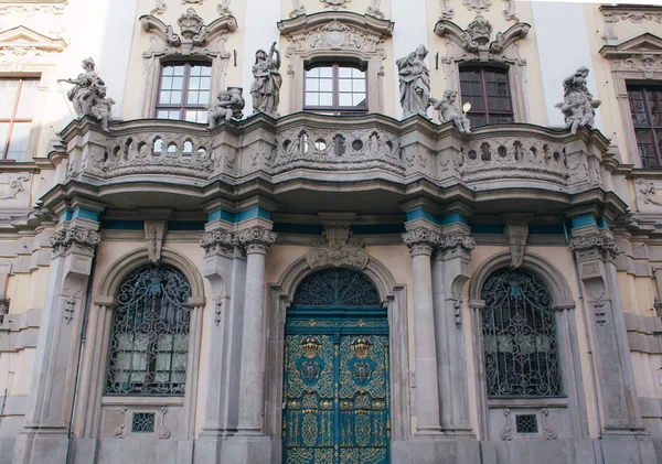 Avrupa'nın heykelleri ile güzel eski bina