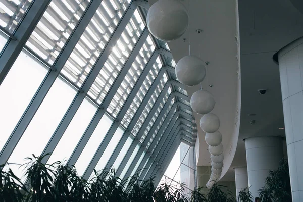 Yuvarlak gölgeler ve büyük pencereler ile şık ışık iç