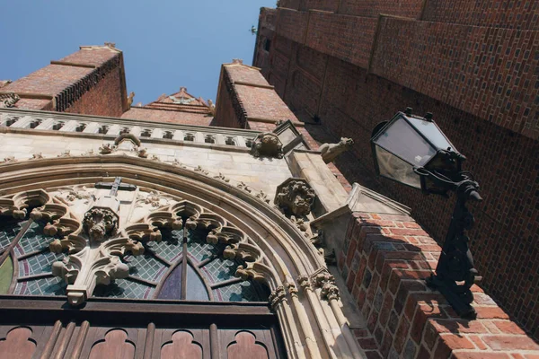 Mavi gökyüzüne karşı Avrupa'da güzel Katolik Kilisesi