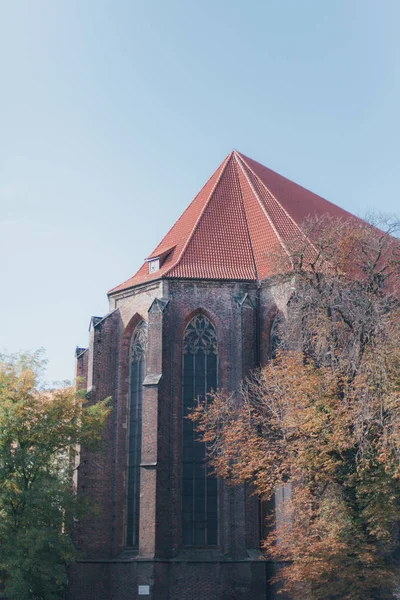 Mavi gökyüzüne karşı Avrupa'da güzel Katolik Kilisesi