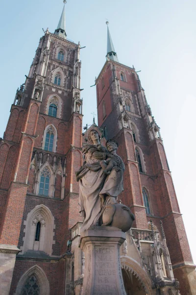 Mavi gökyüzüne karşı Avrupa'da güzel Katolik Kilisesi