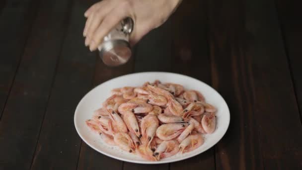 Camarones Marinos Hervidos Jugosos Plato Cerámica Blanca Con Sal Condimentos — Vídeos de Stock