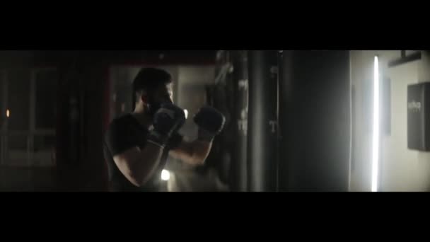 Hombre entrenando en el gimnasio — Vídeos de Stock