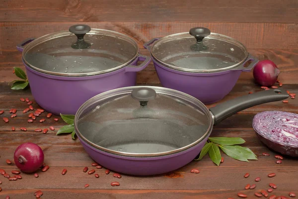 Alüminyum non-sopa cookware ahşap zemin üzerine sebzeli