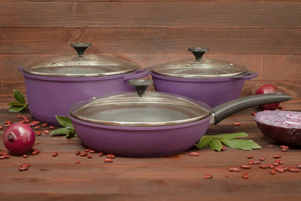 Alüminyum non-sopa cookware ahşap zemin üzerine sebzeli