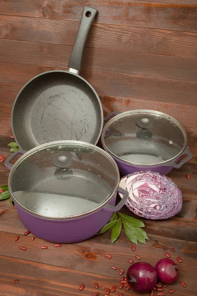 Alüminyum non-sopa cookware ahşap zemin üzerine sebzeli