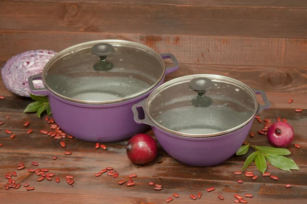 Alüminyum non-sopa cookware ahşap zemin üzerine sebzeli