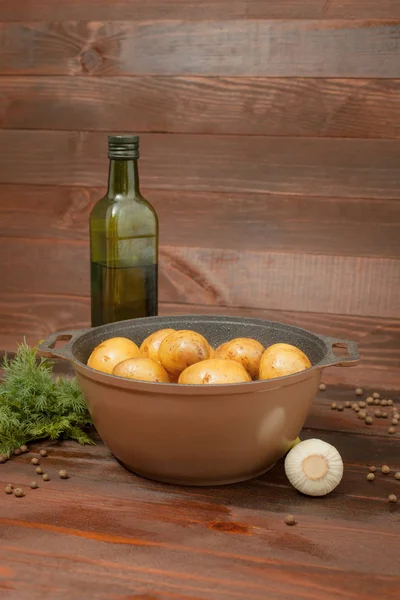 Alüminyum non-sopa cookware ahşap zemin üzerine sebzeli