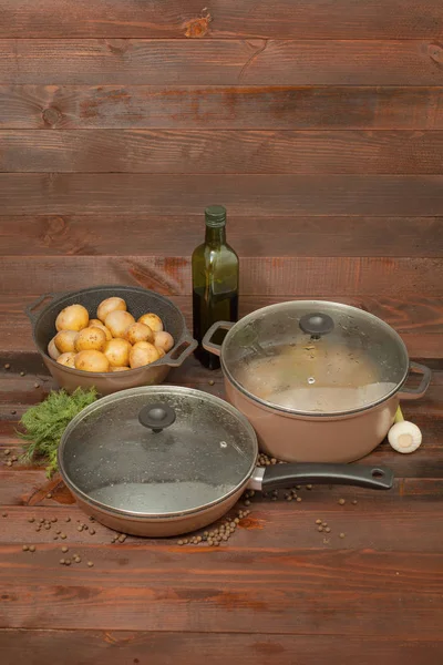 Алюминиевая Антипригарная Посуда Овощами Деревянном Фоне — стоковое фото